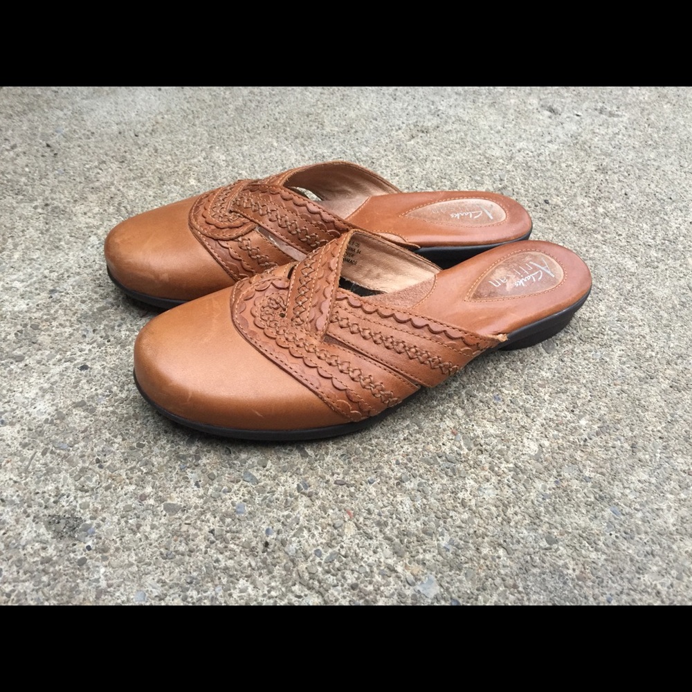 Women's Clarks Artisan Tan Leather Slip On's 7m - image 4